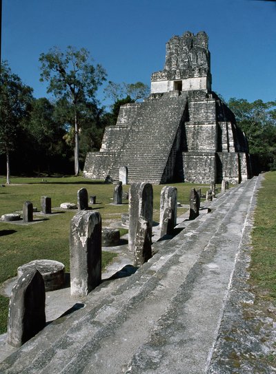 Vista del templo II o templo de las máscaras Tikal de Mayan