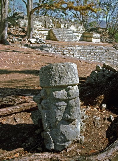 Vista del patio oriental y el templo 22, período clásico siglo VII-VIII de Mayan