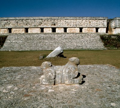Vista del palacio del gobernador, altar de los dos jaguares, siglo IX-X de Mayan
