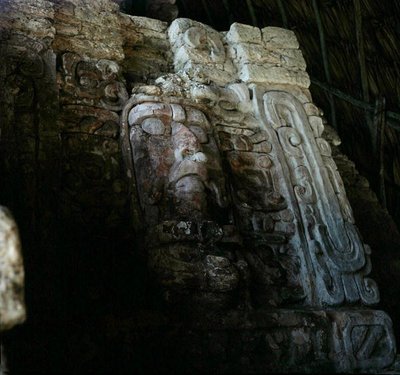 Máscara arquitectónica, Templo de los Mascarones, Kohunlich, Península de Yucatán, México, Periodo Clásico Temprano (300-600 d.C.) de Mayan Mayan