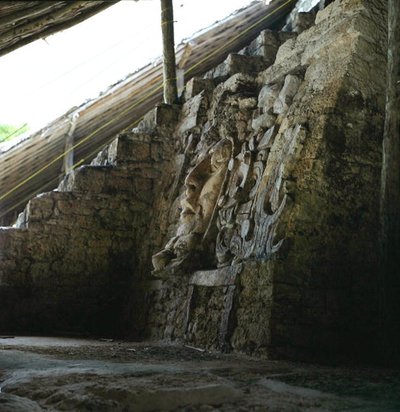 Máscara arquitectónica, Templo de los Mascarones, Kohunlich, Península de Yucatán, México Período Clásico Temprano (300-600 d.C.) de Mayan Mayan