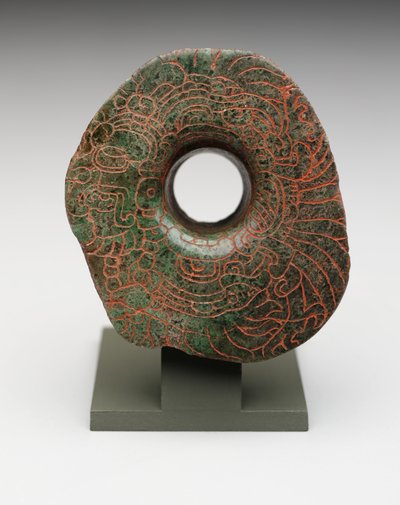 Orejera con imagen incisa de la Deidad Principal del Pájaro, c.300-500 (jadeíta) de Mayan Mayan