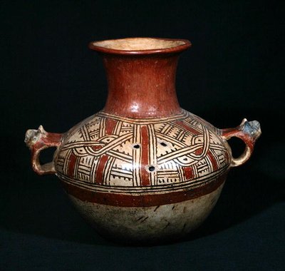 Urna funeraria con agujeros de Utatlán (Cumarcaaj), Quiché, Guatemala, América Central, período postclásico de Mayan Mayan