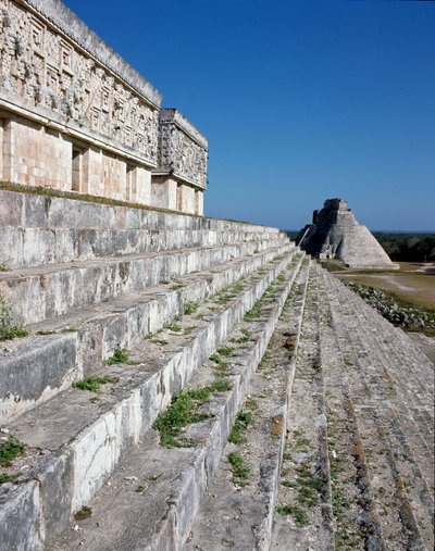 Palacio del Gobernador y pirámide del mago, siglo VI de Mayan Mayan