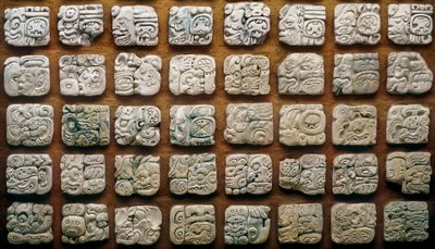 Calendario maya (320-1697) compuesto de diferentes glifos (piedras grabadas) de Mayan Mayan