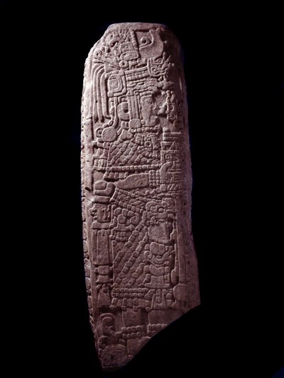 Arte precolombino, civilización maya, período clásico inicial: estela de piedra 5 de El Zapote, Petén, Guatemala. Dim. h. 127 cm Guatemala, Museo Nacional de Arqueología y Etnología de Mayan Mayan