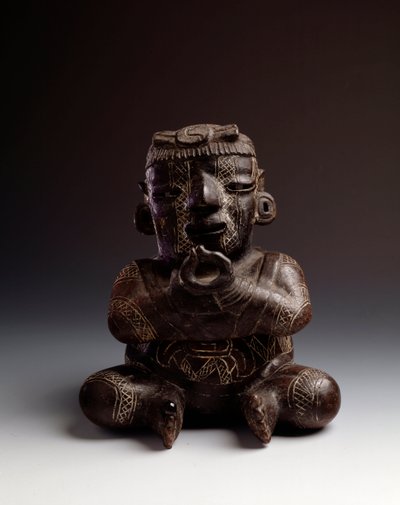Arte precolombino, civilización maya, período inicial: vaso antropomorfo de arcilla que representa a un hombre sentado con las manos unidas en forma de círculo. De Uaxactun, Guatemala de Mayan Mayan