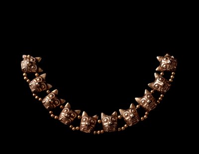 Arte precolombino, civilización maya, período posclásico: collar de oro compuesto por elementos en forma de cabezas de jaguar. 600-1100 d.C. De Iximché, Chimaltenango, Guatemala. Guatemala, Museo Nazionale di Archeologia e Etnologia de Mayan Mayan