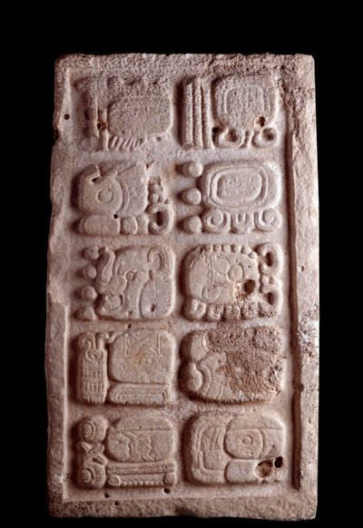 Arte precolombino, civilización maya, período clásico: fragmento de una escalera con glifos en relieve bajo. Guatemala, Museo Nazionale di Archeologia e Etnologia de Mayan Mayan