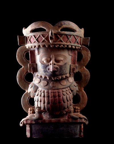 Arte precolombino, civilización maya, período clásico: vaso de incienso antropomorfo de arcilla decorado con la representación de un personaje usando una máscara del ave quetzal. De Purulhá, Guatemala. Dim. h. 47 x ancho 30 cm Guatemala, Museo Nacional de  de Mayan Mayan