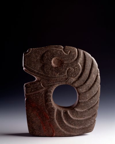 Arte precolombino, civilización maya, período clásico: hacha zoomorfa de piedra tallada que representa una serpiente estilizada. De Bolivia, Escuintla, Guatemala de Mayan Mayan