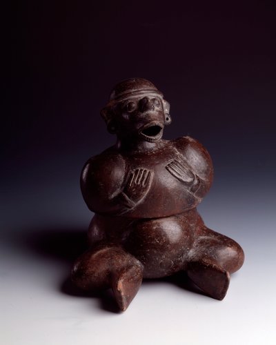 Arte precolombino, civilización maya, período inicial: vaso antropomorfo de arcilla que representa a un hombre sentado con las manos en el pecho y usando una máscara de mono con la boca abierta. De Uaxactún, Guatemala. Dim. h. 22,5 x ancho 19 cm Guatemala, de Mayan Mayan