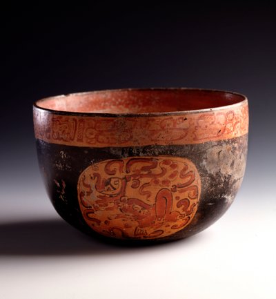 Arte precolombino, civilización maya, período clásico tardío: vaso de arcilla policromada decorado con glifos. De Uaxactún, Quiché, Guatemala. Dim. h. 12,5 x diam. 18,5 cm Guatemala, Museo Nacional de Arqueología y Etnología de Mayan Mayan