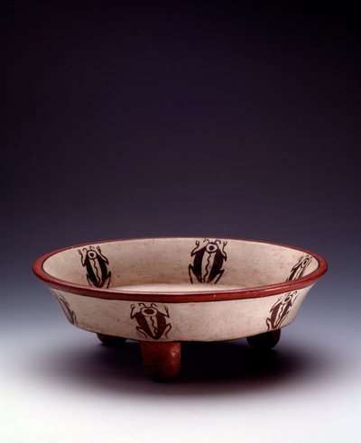 Arte precolombino, civilización maya, período clásico tardío: plato trípode de arcilla policromada decorado con coleópteros. De Petén, Guatemala de Mayan Mayan