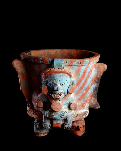 Arte precolombino, civilización maya, período posclásico: vaso trípode con incienso de arcilla decorado con una cabeza. De Nebaj, Quiché, Guatemala. Dim. h. 25 x ancho 23,8 cm Guatemala, Museo Nacional de Arqueología y Etnología de Mayan Mayan