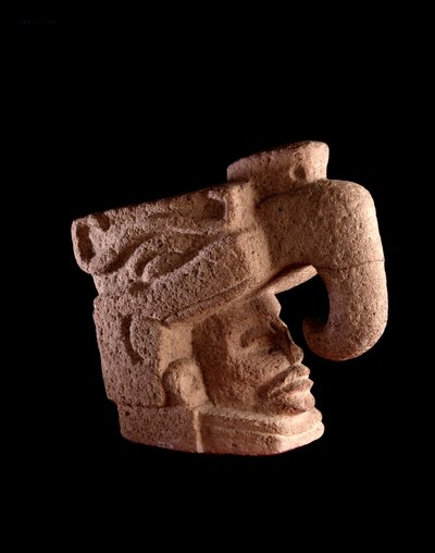 Arte precolombino, civilización maya, período preclásico: escultura de piedra que representa la cabeza de un hombre emergiendo de la boca de un dios zoomorfo que se asemeja al ave celestial. Dim. 38 x ancho 46 cm Guatemala, Museo Nacional de Arqueología y  de Mayan Mayan