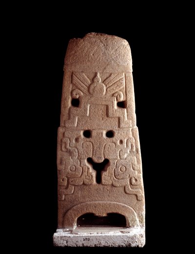 Arte precolombino, civilización maya, período preclásico: estela de piedra decorada con la máscara estilística de una deidad. 600-1100 d.C. De Saca Tepequez, Guatemala. Dim. alto 103 cm Ciudad de Guatemala, Museo Nacional de Arqueología y Etnología de Mayan Mayan