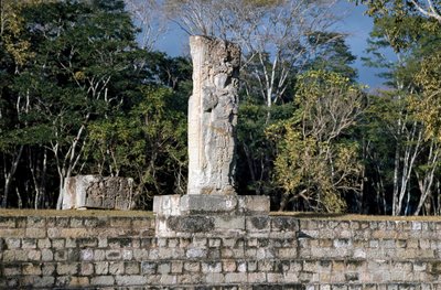 La estela 2 dominando el campo de juego de pelota, 652 d.C. de Mayan Mayan