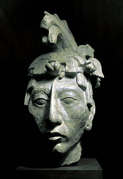 Cabeza de guerrero (escultura, circa 683) de Mayan Mayan