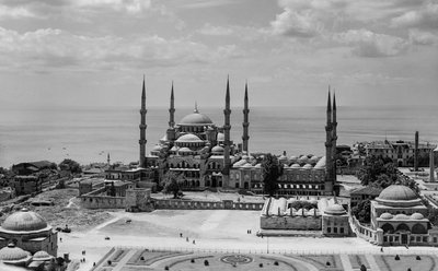 Vista aérea de la Mezquita Azul de Estambul, también conocida como Mezquita del Sultán Ahmed, un... de Maynard Owen Williams