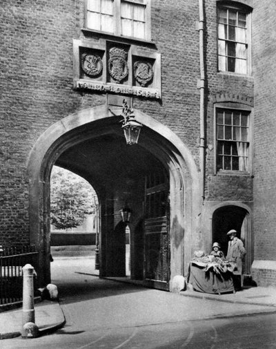 Una puerta Tudor que conduce a Lincoln
