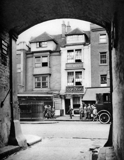 Casa antigua y una taberna en Aldgate, Londres, 1926-1927 de McLeish