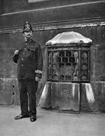 La Piedra de Londres en la pared de St Swithins, Cannon Street, Londres, 1926-1927 de McLeish