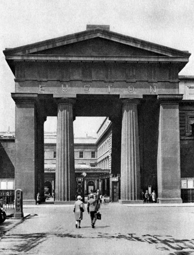El arco dórico que conduce a la estación de Euston, Londres, 1926-1927 de McLeish