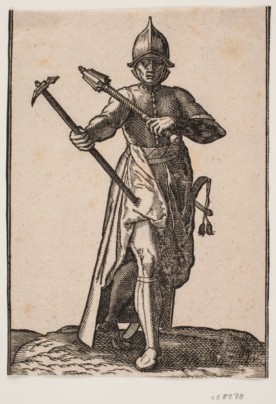 Soldado con casco de pie, visto de frente; en la mano derecha un martillo de guerra, en la mano izquierda una maza, la pierna y el pie traseros torcidos en relación con los delanteros; al lado izquierdo una espada de Melchior Lorck