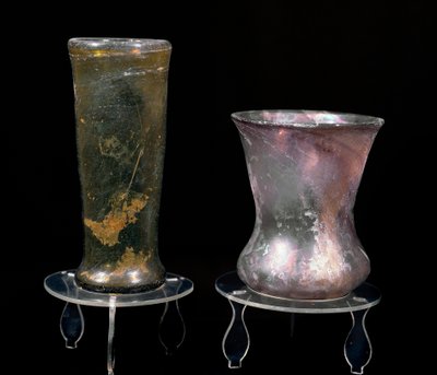 Civilización bárbara: copas de vidrio del período merovingio. Siglo VI-VII. Estrasburgo, Museo Arqueológico del Palacio Rohan de Merovingian
