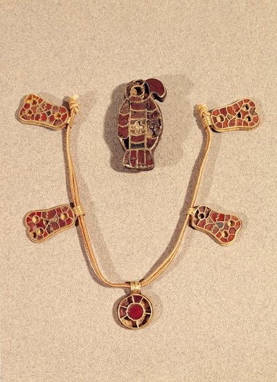 Broche en forma de águila y un collar, siglos IV-VI de Merovingian