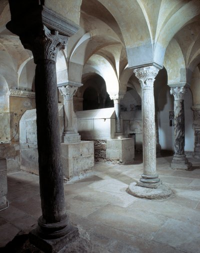 Arte Merovingio: vista de la cripta de la Abadía de Jouarre. Siglo VII d.C. Sena y Marne de Merovingian