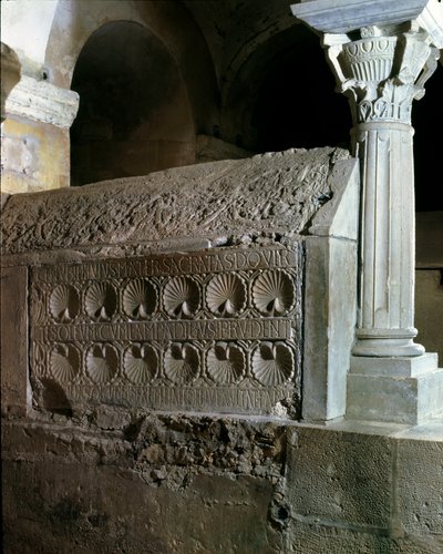 Arte merovingio: cenotafio de la abadesa Theodechilde (o Telchide) (fallecida en 662 d.C.). Monumento funerario de piedra. Abadía de Jouarre (Seine y Marne) de Merovingian