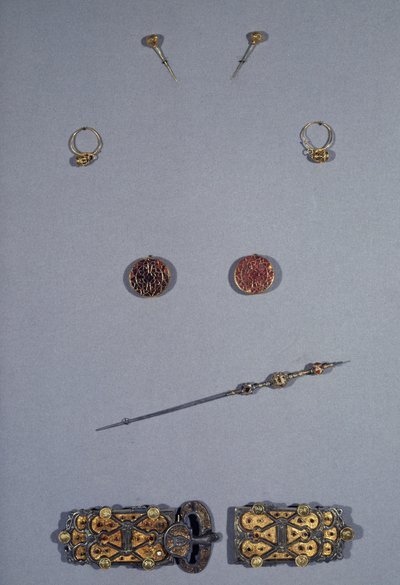 Arte Merovingio (Galia): Conjunto de la Reina de los Francos Arnegonde o Aregonde (v.515-600), circa 570. Esposa de Clotario I (511-561). De arriba a abajo: par de alfileres en filigrana de plata y oro, par de pendientes en plata cloisonné, filigrana de co de Merovingian Merovingian