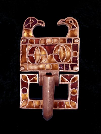 Joya decorada con cabezas de pájaros (Francia) del siglo VI. Museo de Saint-Germain en Laye de Merovingian Merovingian