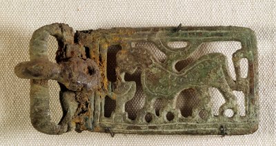 Arte merovingio: hebilla de cinturón que representa un animal fantástico. Galia siglo VI. Museo Nacional de Arqueología de Saint Germain en Laye de Merovingian Merovingian