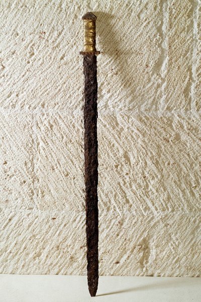 Arte merovingio: espada, siglo VI. Galia. Museo nacional de arqueología de Saint Germain en Laye de Merovingian Merovingian