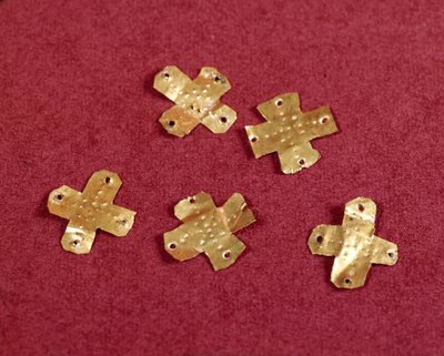 Arte merovingio: pequeñas cruces de oro. Siglo VI. Museo Nacional de Arqueología de Saint Germain en Laye de Merovingian Merovingian