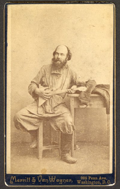 Retrato de hombre no identificado con balalaika de Merritt and Van Wagner