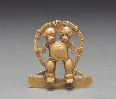 Colgante de figura de doble cabeza, c. 700-1550 (oro fundido y martillado) de Mesoamerican Mesoamerican