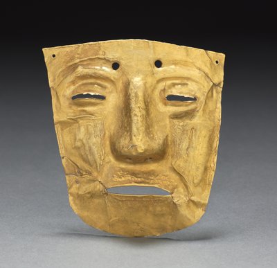 Ornamento de máscara, c. 700-1550 (oro martillado y cortado) de Mesoamerican Mesoamerican