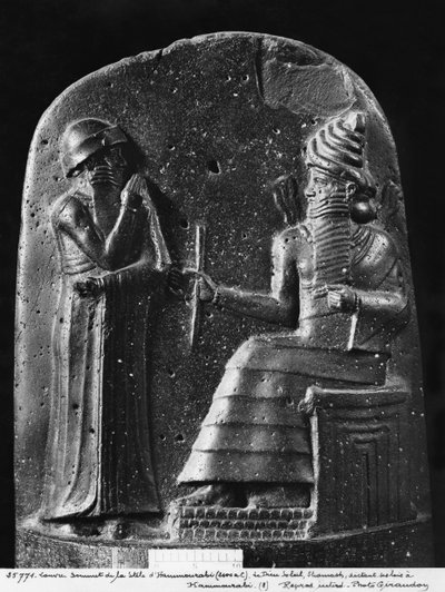 Código de Hammurabi, parte superior de la estela, el dios Shamash dictando sus leyes a Hammurabi, Rey de Babilonia, encontrado en Susa, c.1750 a.C. de Mesopotamian