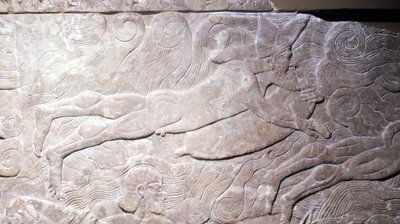 Durante mucho tiempo se creyó que este bajorrelieve representaba a un hombre respirando bajo el agua gracias al aire contenido en una superficie de piel. Ahora se cree que es un nadador sostenido por un flotador que le sirve de boya - bajorrelieve, Mesopot de Mesopotamian