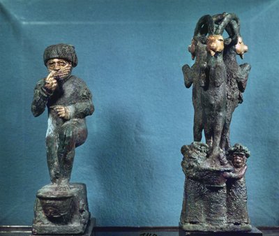 Hammurabi rezando ante un árbol sagrado y el árbol sagrado formado por tres cabras, de Larsa, Mesopotamia del sur, c.1750 a.C. (bronce y oro) de Mesopotamian