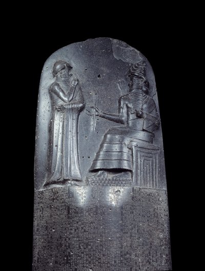 Mesopotamia: estela en diorita del Código de Leyes de Hammurabi. Está cubierta con inscripciones cuneiformes y en la parte superior el rey Hammurabi se encuentra ante el dios sol de Mesopotamia, Shamash, divinidad de la Justicia. Es una de las piezas más a de Mesopotamian