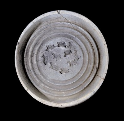Mesopotamia: copa de terracota con animales. 1750 a.C. De los platos reales del Palacio del Rey Zimrilim en Mari de Mesopotamian