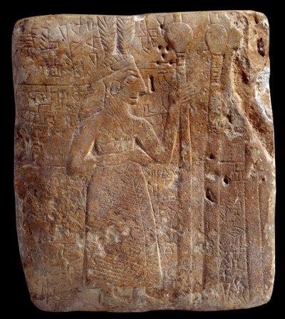 Mesopotamia. Arte Sumerio: personaje con plumas (circa 2700 a.C.) estela antigua de Girsu período sumerio arcaico - piedra caliza. París, Museo del Louvre de Mesopotamian Mesopotamian