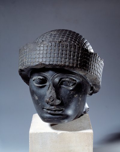 Mesopotamia: cabeza en diorita sin inscripción de Gudea, gobernador de la ciudad de Lagash. Alrededor de 2120 a.C. Período neo-sumerio (ca. 2150-2000 a.C.). París, Museo del Louvre de Mesopotamian Mesopotamian