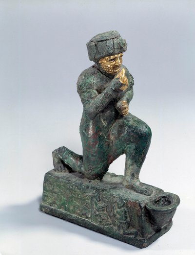 Mesopotamia: Estatuilla en plata, bronce y oro de adorador arrodillado, exvoto dedicado al dios Amurru por la vida de Hammurabi. 1800 a.C. Del sitio de Larsa de Mesopotamian Mesopotamian