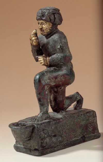 Mesopotamia: Estatuilla en plata, bronce y oro de adorador arrodillado, exvoto dedicado al dios Amurru por la vida de Hammurabi. 1800 a.C. Del sitio de Larsa. París, Museo del Louvre de Mesopotamian Mesopotamian